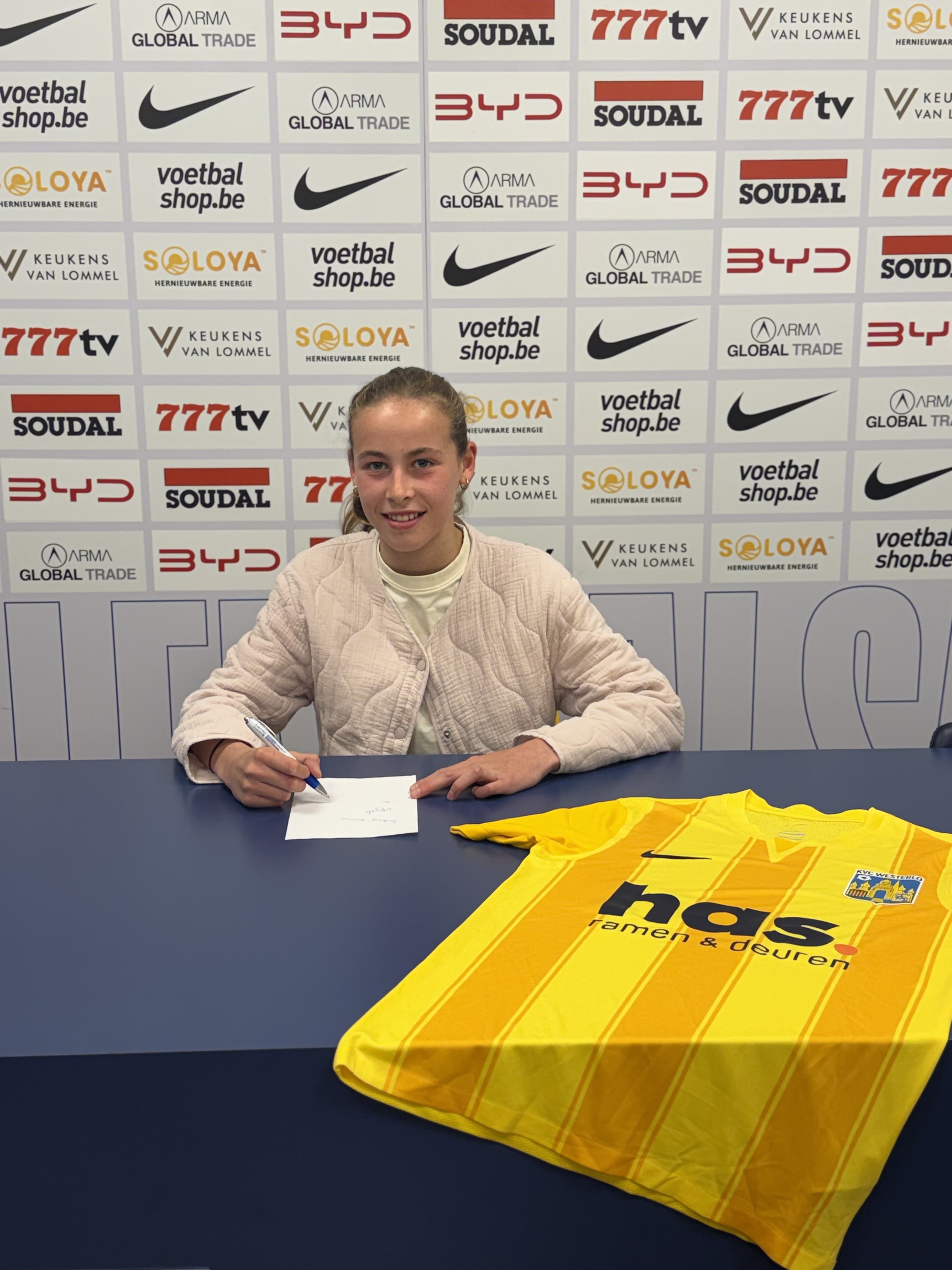 Oona Van Loock tekent haar contract bij KVC Westerlo