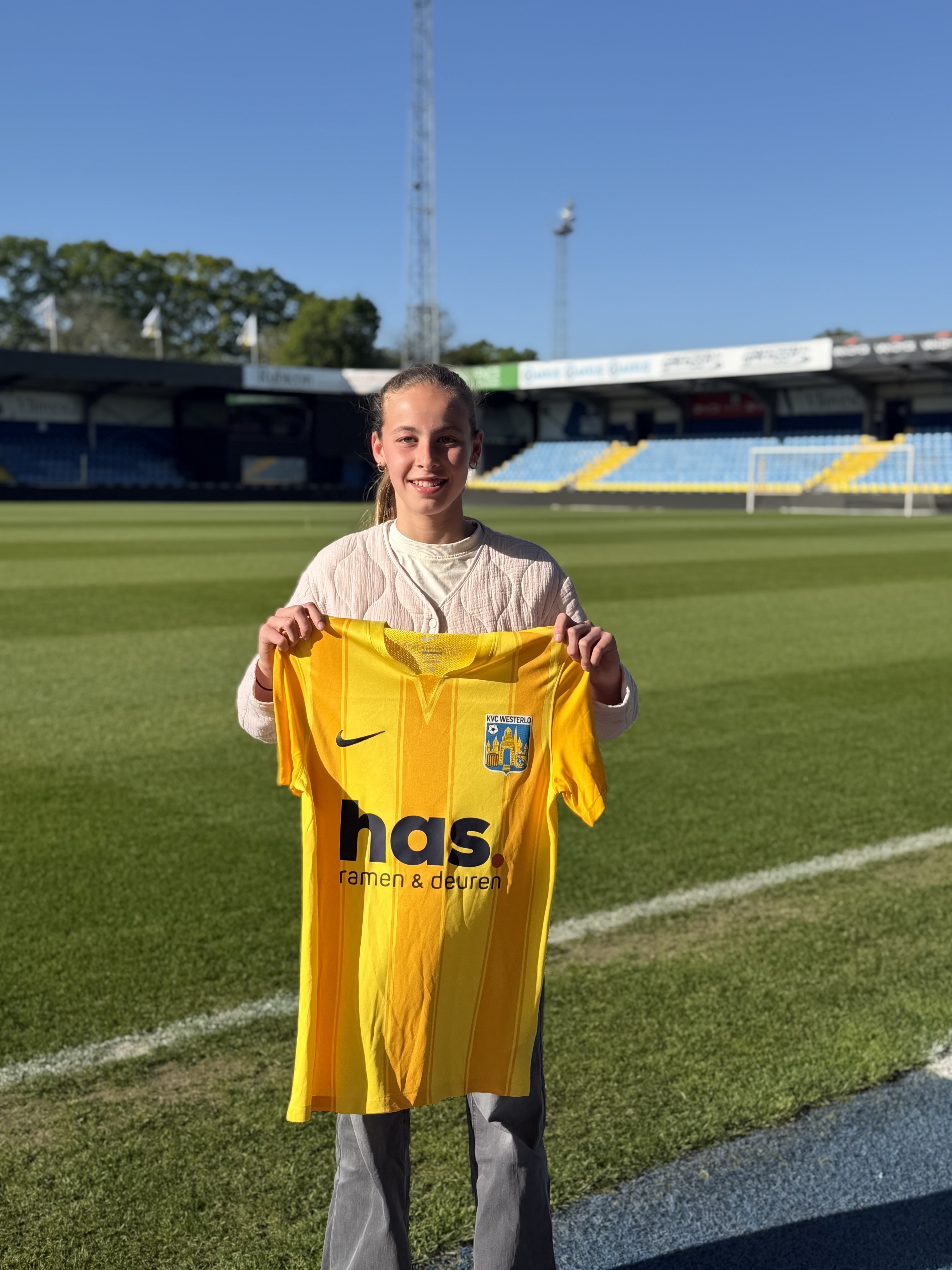 Oona Van Loock in het stadion van KVC Westerlo